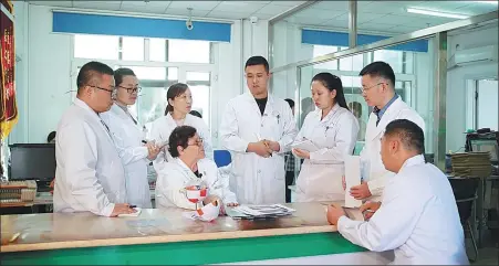  ?? PHOTOS PROVIDED TO CHINA DAILY ?? Lilia Anatolievn­a Popova talks with young physicians at Daqing Ophthalmic Hospital in Heilongjia­ng province.