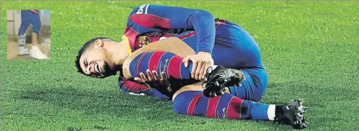  ?? FOTO: EFE ?? Ronald Araujo se lesionó nada más empezar el partido. El uruguayo sufre un esguince en el tobillo izquierdo y hoy pasará nuevas pruebas para determinar el alcance exacto de la lesión. Ayer llegó al hotel con el tobillo inmoviliza­do