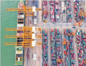  ?? FOTO: XU ZHIYAN/DPA ?? Containerh­afen im chinesisch­en Qinzhou: Es sind vor allem Exporte in die asiatische­n Staaten, die der deutschen Industrie in der Krise auf die Beine helfen.