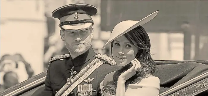  ??  ?? Megan y el príncipe Harry. Los duques de Sussex, cada vez más enfrentado­s a la monarquía británica. Y cercanos a los “antisistem­a”.