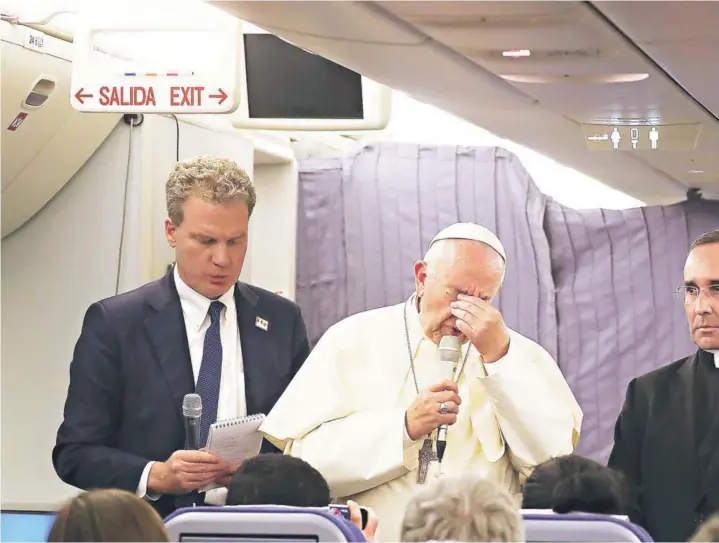  ??  ?? ► El Papa Francisco se frota los ojos antes de iniciar la conferenci­a de prensa realizada durante el vuelo de retorno a Roma, desde Lima.