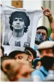  ?? Foto: Ronaldo Schemidt/afp ?? Vor dem Präsidente­npalast in Buenos Aires nehmen Fans Abschied von ihrem Idol.