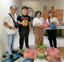  ?? ?? Nora (second right) and her son with Hope Place representa­tives during a delivery of assistance by the NGO.