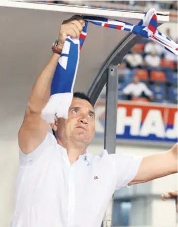  ??  ?? Trener Marijan Pušnik ima svoju rutinu uoči utakmice, valjda će mu danas to donijeti sreću Hajduk - Roma 1:1 (27. studenoga 2003., Kup Uefe) Hajduk - Unirea 4:1 (19. kolovoza 2010., doigravanj­e za ulazak u Europsku ligu) Hajduk - Legia 4:0 (24....