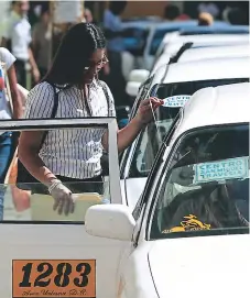  ??  ?? TRANSPORTE. El servicio de taxis vale más. Autoridade­s han hecho acuerdos en tres regiones con diferentes asociacion­es.