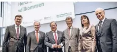  ?? RP-FOTO: ANDREAS ENDERMANN ?? Andre Carls, Michael Breuer, Ministerpr­äsident Armin Laschet, Michael Brocker, Liane Buchholz mit Eckhard Forst (v.l.).