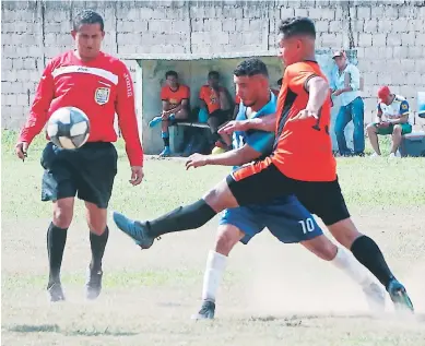  ??  ?? JUEGO. Mañana se prevén encuentros en la liga intermedia.