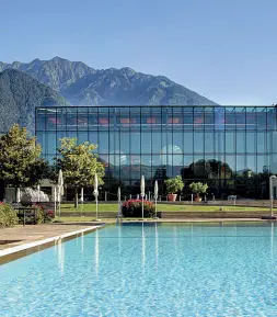  ??  ?? Relax Le Terme di Merano hanno riaperto l’area del parco e delle piscine esterne