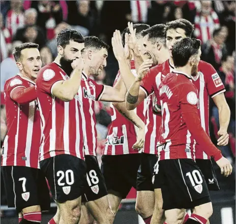  ?? FOTO: JUAN ECHEVERRÍA ?? En racha Los jugadores del Athletic celebran uno de los goles de Villalibre al Alavés en Copa