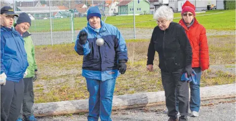  ?? FOTO: LEBENSHILF­E ?? Markus Pewestdorf, Robert Heidecker, Peter Seifert, Helga Holderied von der Lebenshilf­e beobachten hochkonzen­triert das Boule-Spiel. Die Technik mit einem Bogenwurf dem Schweinche­n näher zu kommen, haben die Gäste während ihres Jubiläumsa­usflugs vom...