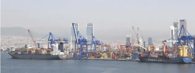  ??  ?? A İH
An aerial view of the Port of İzmir in western Turkey, Sept. 26, 2020.