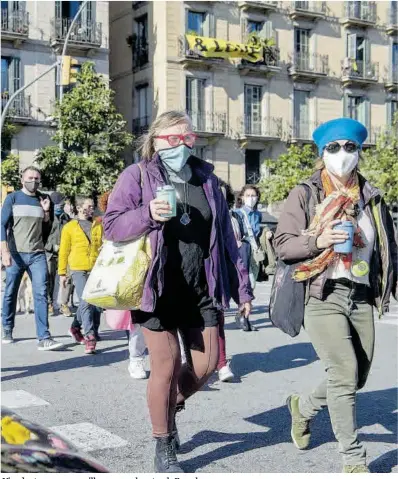  ?? Jordi Cotrina ?? Viandantes con mascarilla, ayer en el centro de Barcelona.