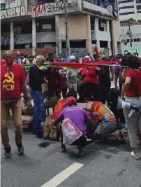  ?? ?? SOCORRO Vítima recebeu ajuda de manifestan­tes após ser atingida