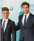  ??  ?? Joshua Kimmich (links) und Leon Goretz‰ ka erhielten für ihr Hilfsproje­kt den Bayerische­n Sportpreis.