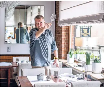  ?? FOTO: CHRISTOPH REICHWEIN ?? Für Sascha Stemberg ist es ein Problem, wenn Gäste reserviere­n, aber nicht zum vereinbart­en Termin kommen. Sein Restaurant „Haus Stemberg“in Velbert kann nicht auf Laufkundsc­haft zurückgrei­fen.