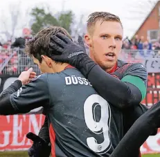  ?? FOTO: WOLFF ?? Die Torjäger Rouwen Hennings (re.) und Benito Raman nach dem 2:2.