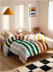  ?? ?? Ensemble de housse de couette, format double,
Simons, 69,95 $