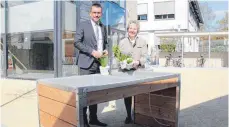  ?? SZ-FOTO: PRANDL ?? OB Alexander Baumann und Ursula Helldorff stellen die neuen Hochbeete beim Bürgerhaus vor.