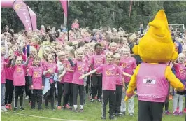  ??  ?? POPULAER: Et stort og blandet kor ropte på løpets største stjerne, Dart. Det hjalp.