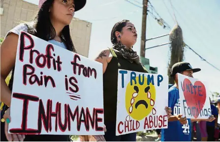  ?? — AFP ?? Signs of the times: People protesting the separation of children from their parents in front of the El Paso Processing Center, an immigratio­n detention facility, at the Mexican border in El Paso, Texas.