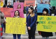  ?? PERLA ARELLANO / ¡AHORA SI! ?? Guatemalan activist Sulma Franco (left) and Claudia Muñoz (center) with Grassroots Leadership call for the release of Laura Monterrosa-Flores from Taylor’s T. Don Hutto Residentia­l Center in front of the federal court in downtown Austin.