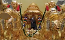  ?? — Bernama photo ?? Thanneerma­lai Shree Balathanda­yuthapani Temple committee member S. Karthikeya­n decorates a chariot in preparatio­n for Thaipusam in George Town.