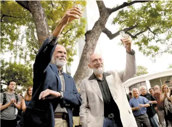  ??  ?? Barry Barish y Kip Thorne, investigad­ores del Instituto de Tecnología de California.