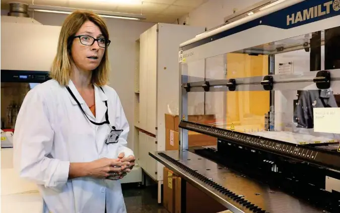  ??  ?? Iren Høyland Löhr er avdelingso­verlege ved SUS. Hun og kollegene skal forske på antibiotik­aresistent­e bakterier - og har fått flunkende nytt utstyr til arbeidet - som denne pipetterin­gsroboten.