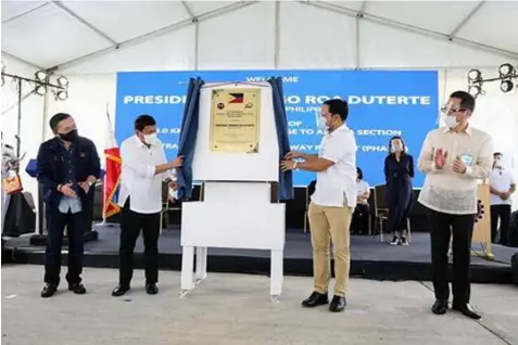  ?? CLLEX MARKER. (PIA 3) ?? President Rodrigo R. Duterte unveils the marker of the newly-opened Central Luzon Link Expressway which he said will be beneficial to entreprene­urs, consumers and the economy.