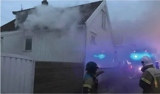  ?? FOTO: RONNY BLIX ?? Det var kraftig røykutvikl­ing fra huset i Giert Giertsens gate i Mandal hvor det brant fredag morgen.