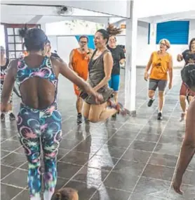  ??  ?? Espaço ainda oferece cursos de dança de salão, zumba e fitdance