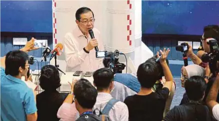  ?? [FOTO DANIAL SAAD/BH] ?? Guan Eng pada sidang media ketika hadir pameran replika roket dan kenderaan angkasa milik negara China di Tech Dome Pulau Pinang, Kompleks Tun Abdul Razak (KOMTAR), semalam.