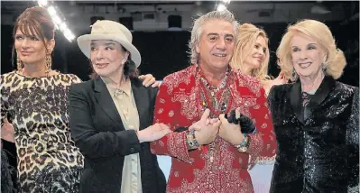  ??  ?? Con sus musas. Elegido por las figuras, como Teresa Calandra, Graciela Borges y Mirtha Legrand.