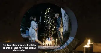  ??  ?? Die hawelose vriende Laetitia en Daniel vier Kersfees op hul eie manier.