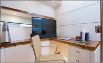 ??  ?? Sur le flanc tribord, le bureau d’angle est particuliè­rement réussi avec son mobilier sur mesure qui combine table et rangements.
