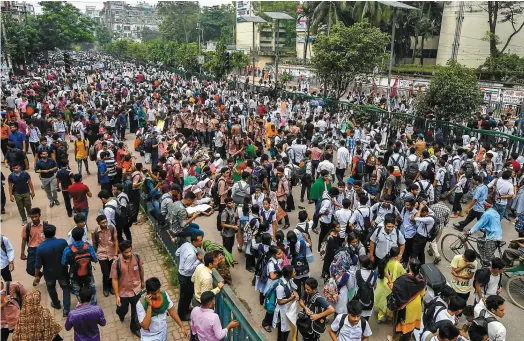  ?? PHOTO AFP ?? Plusieurs étudiants bloquaient cette rue à Dacca, hier, lors d’une manifestat­ion contre l’insécurité routière au Bangladesh.