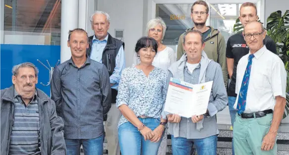  ?? FOTO: CHRISTOPH KLAWITTER ?? Josef Lehmann (mit Urkunde) und seine Frau Petra (links daneben) feiern im Kreise von Chefs, Kollegen und alten Weggefährt­en das 50-jährige Mitarbeite­rjubiläum.