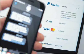  ?? FOTO: SILAS STEIN/DPA ?? Die Zwei-Faktoren-Authentifi­zierun soll bei Kreditkart­enzahlunge­n im Internet mehr Sicherheit bringen.