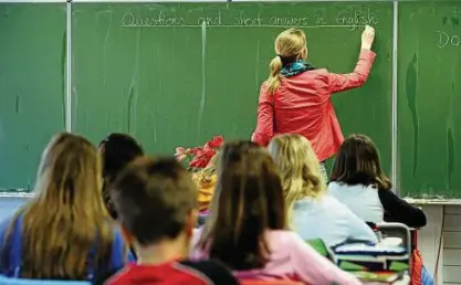  ??  ?? Eibe Lehrerin schreibt in einem Klassenzim­mer während des Englischun­terrichts einen Satz an die Tafel. Die Thüringer FDP will den Schulen mehr eigene Verantwort­ung geben. Foto: Marijan Murat