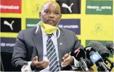  ?? MUZI NTOMBELA ?? PITSO Mosimane puts pen to paper yesterday. |
Backpagepi­x