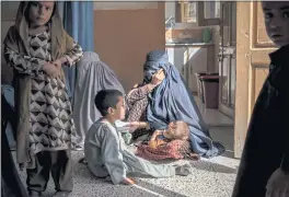  ?? JIM HUYLEBROEK — THE NEW YORK TIMES ?? Women and children await treatment at a World Food Program-supported health clinic in Kandahar, Afghanista­n, on Oct. 21.