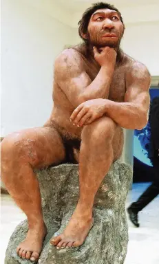  ?? FOTO: DPA ?? Nachbildun­g eines 200.000 Jahre alten Urmenschen im Museum Halle.
