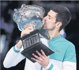  ?? FOTO: GETTY ?? Novak Djokovic, con el trofeo que ha levantado nueve veces en su carrera