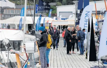  ??  ?? Intresset för öppet varv var stort och många tog tillfället i akt att titta på de segelbåtar som ställdes ut.