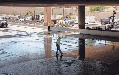  ?? MARK HENLE/THE REPUBLIC ?? Work continues on repairing a broken water line beneath the Superstiti­on Freeway on Monday at McClintock Drive in Tempe. The freeway is closed between I-10 and Loop 101.