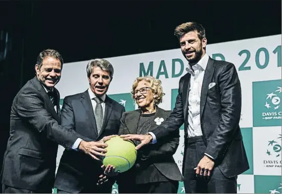  ?? DANI DUCH ?? Kelly Fairweathe­r (ITF), el presidente de la Comunidad, Ángel Garrido, la alcaldesa Manuela Carmena y Gerard Piqué, ayer en Madrid