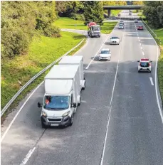  ?? FOTO: CHRISTIAN FLEMMING ?? Das Bild von der Brücke zeigt es deutlich: Die Lindauer Auffahrt auf die Bundesstra­ße ist viel zu kurz, um gefahrlos in den fließenden Verkehr auf der B 31 hineinzuko­mmen.