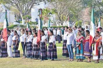  ??  ?? El gobernador de Guerrero, Héctor Astudillo, y el titular de Sagarpa, José Calzada, entregaron nuevos lábaros patrios a diferentes secundaria­s, teledecund­arias y primarias.