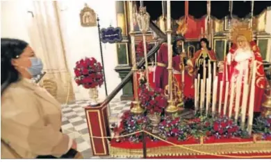  ??  ?? Una mujer observa a Nuestro Padre Jesús Nazareno y María Santísima de la Paz, en Tarifa.