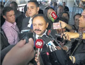  ?? EFE ?? Rodeado. Waldir Maranhao, la semana pasada, con periodista­s.